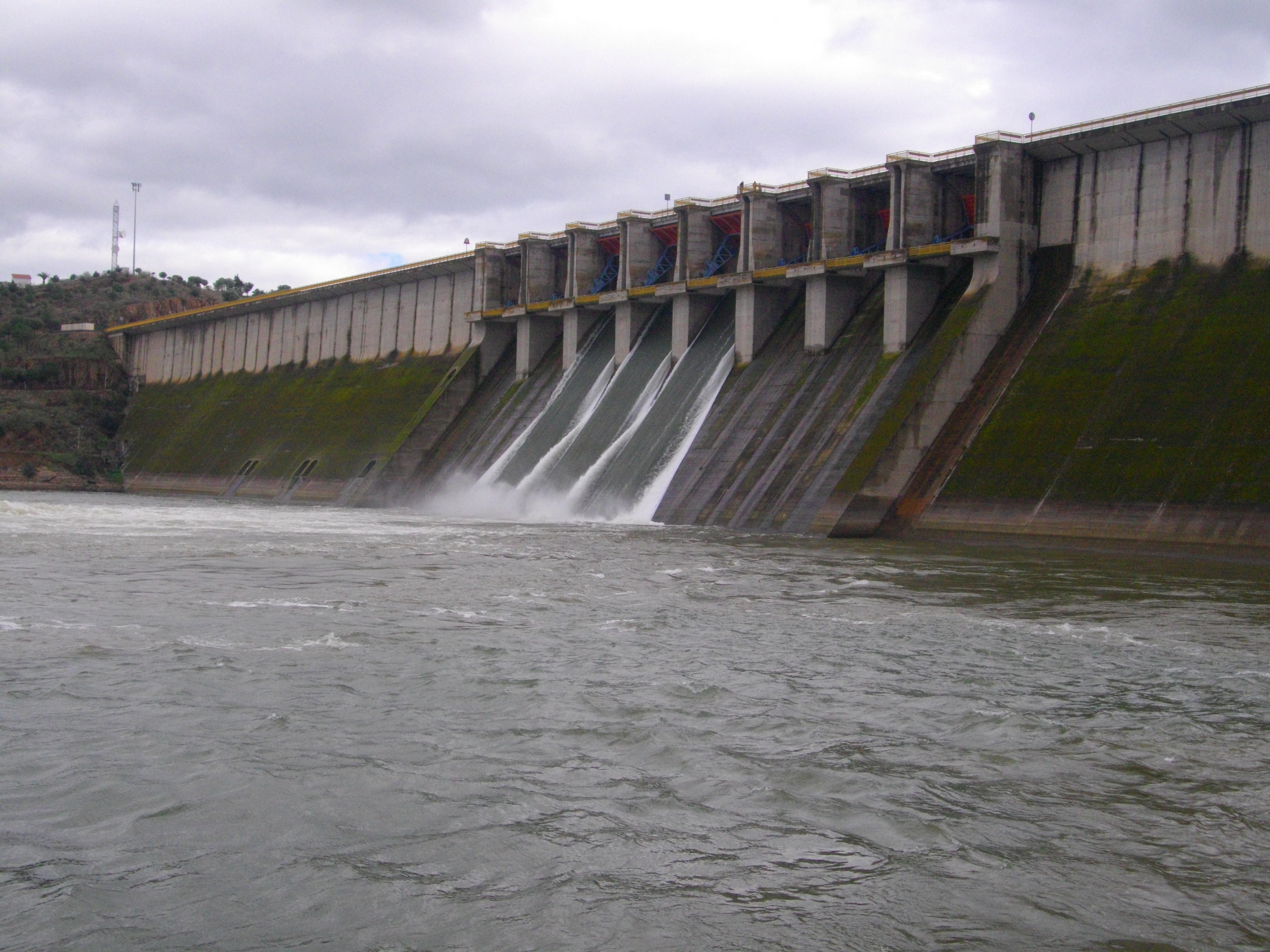 PABLO: Slab shape wedge spillway prototype 